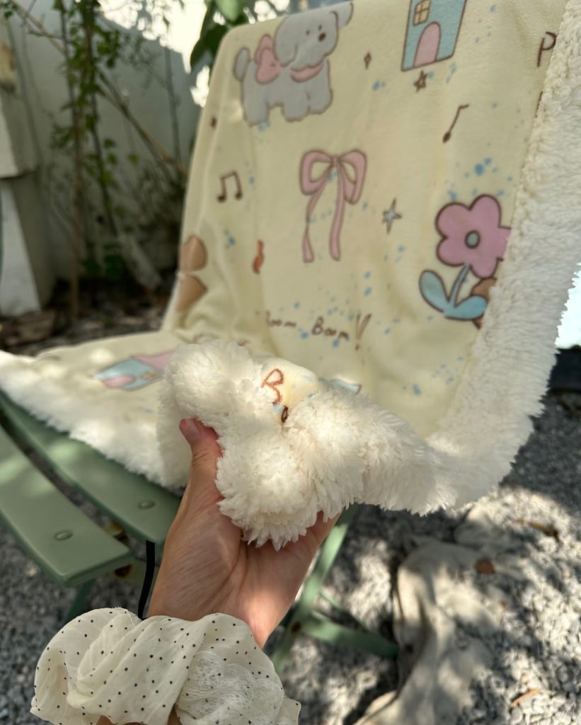 How Big is a Throw Blanket?1 small size blanket